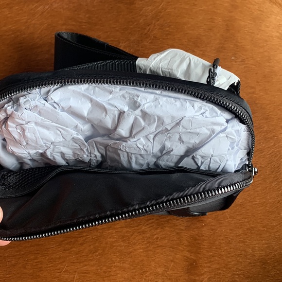 Everywhere Belt Bag Black - Leather Lululemon Logo - Picture 3 of 3